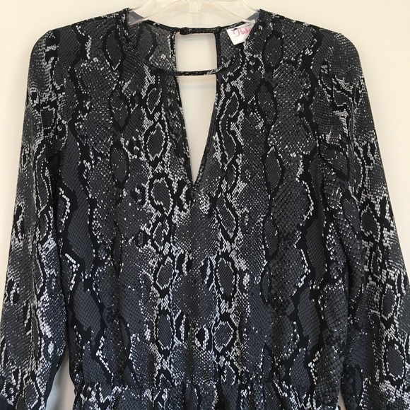 PARKER 100% Silk Snake Print Long Bell Sleeve V-neck Peplum Hem Blouse - Picture 3 of 15